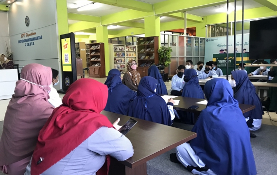 Gerakan Literasi Sekolah: Kunjungan Siswa-Siswi SMA Al-Furqan Jember di UPT Perpustakaan UM Jember