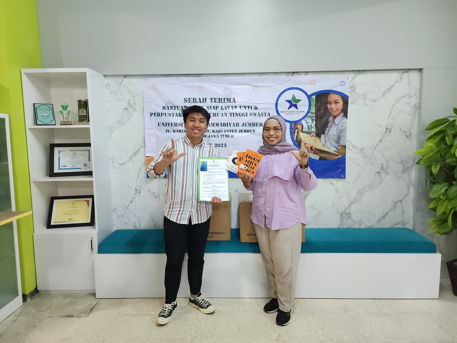 Perpustakaan Universitas Muhammadiyah Jember menerima bantuan berharga dari Perpustakaan Nasional RI